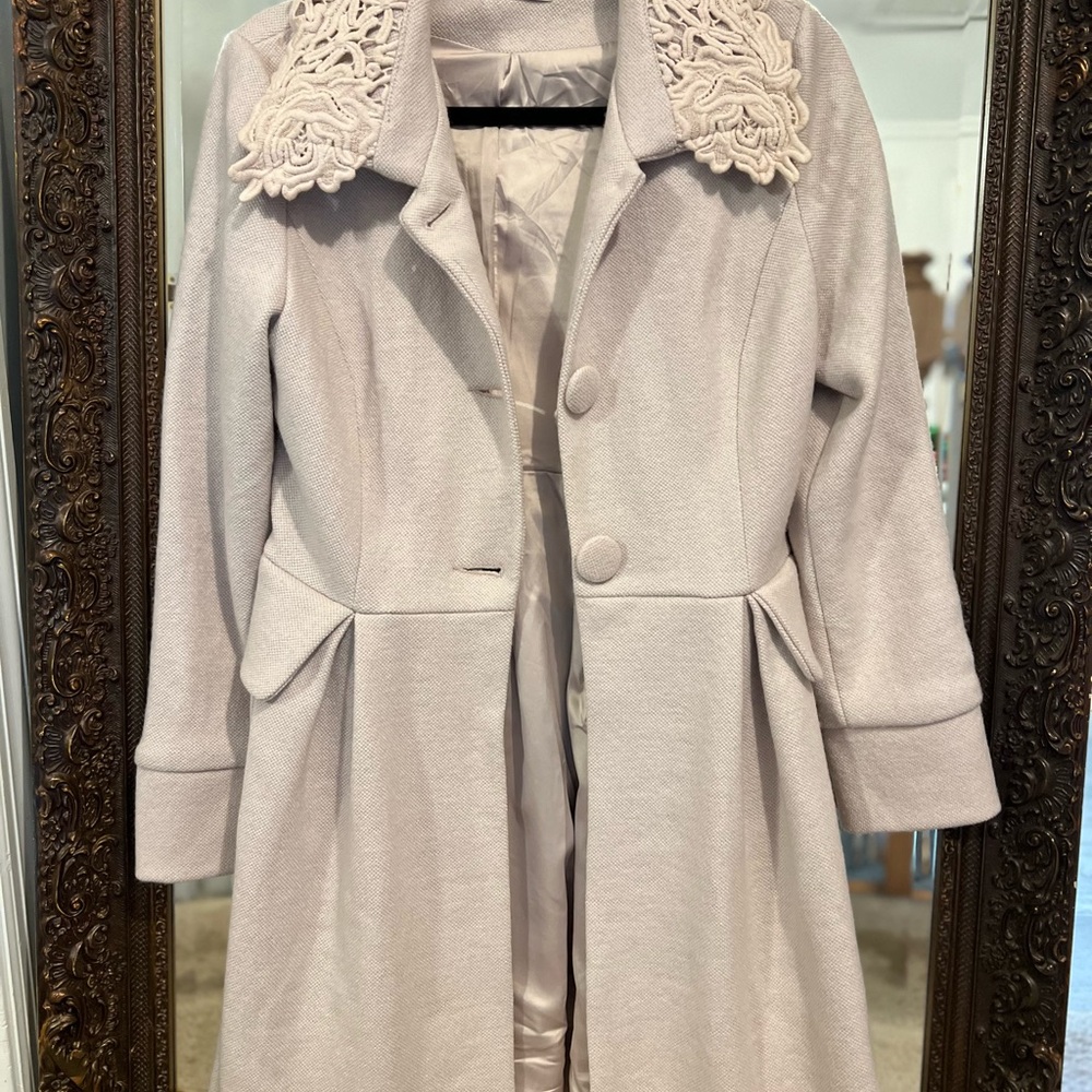 Luxurious Cream blush Coat with Lace Collar - Picture 1 of 3
